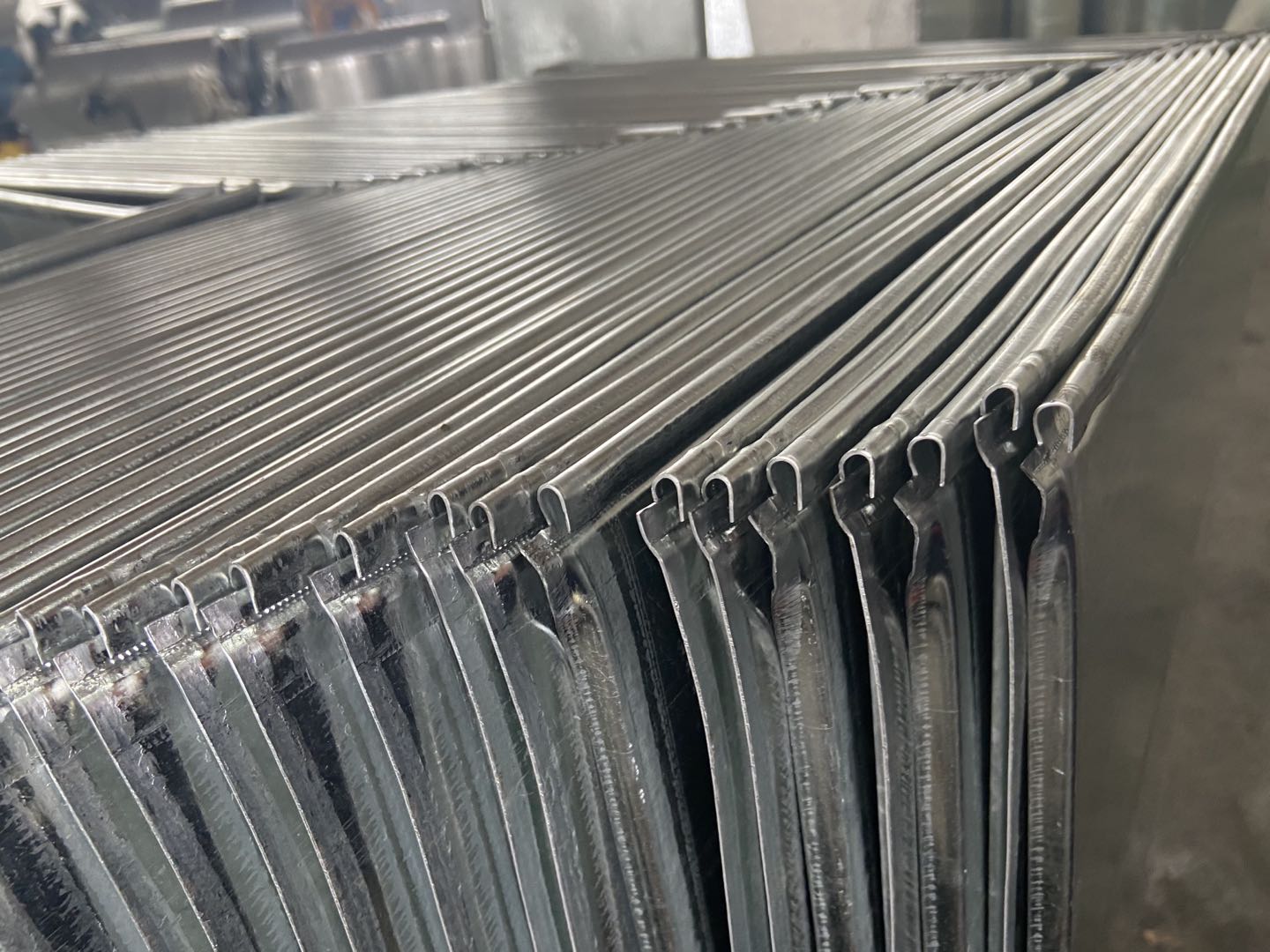 产品材质：镀锌矩形角铁风管、不锈钢矩形角铁风管（可定制201、304、316L、Q235）